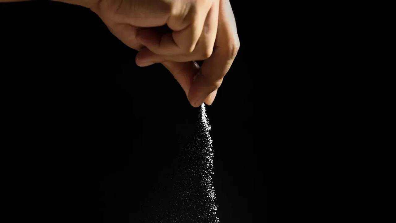 Ihanteellinen jouluaattona paistamiseen: miksi hiiliin ripotellaan suolaa?