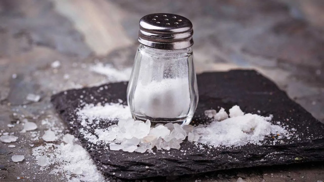 Ihanteellinen jouluaattona paistamiseen: miksi hiiliin ripotellaan suolaa?