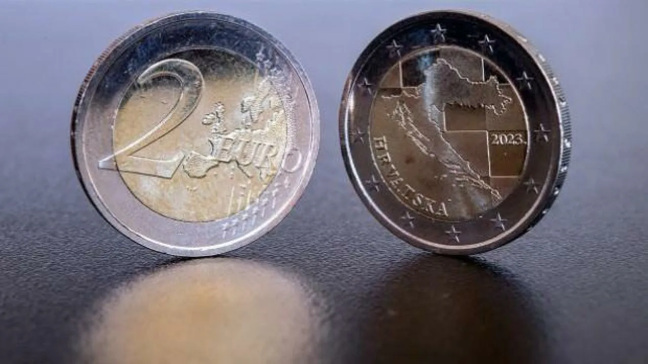 2 euron kolikko, joka löydettiin rahapajasta: joidenkin harvinaisten kolikoiden arvo voi olla jopa 3300 euroa, joten muista tarkistaa taskusi.