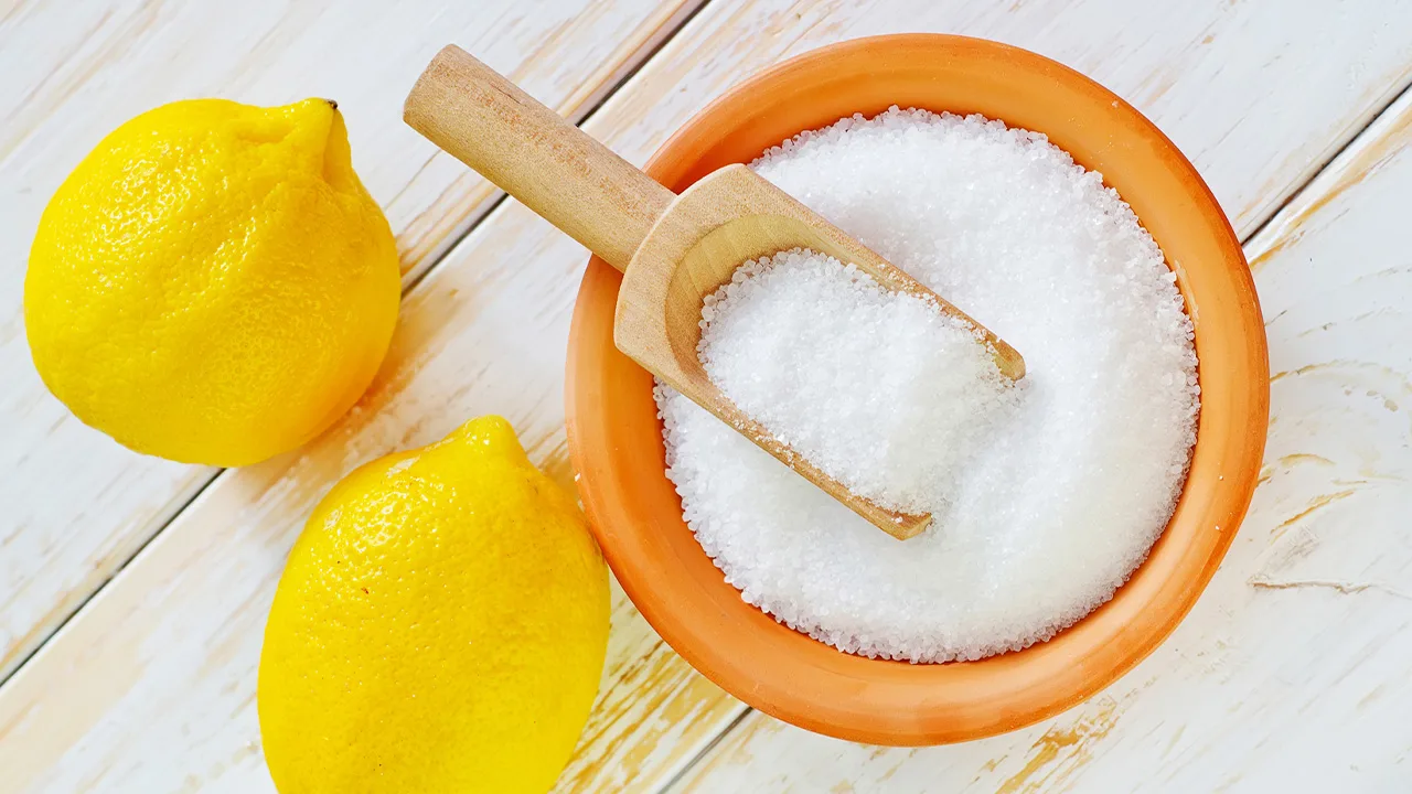 Sitruunankuoren sekoittaminen alkoholiin ja ruokasoodaan: mihin se on hyödyllistä ja miksi sitä suositellaan?