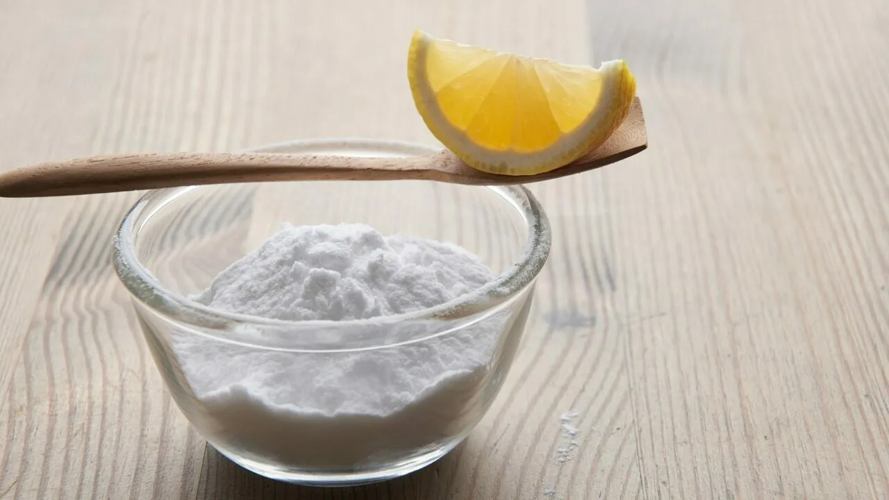 Sitruunankuoren sekoittaminen alkoholiin ja ruokasoodaan: mihin se on hyödyllistä ja miksi sitä suositellaan?