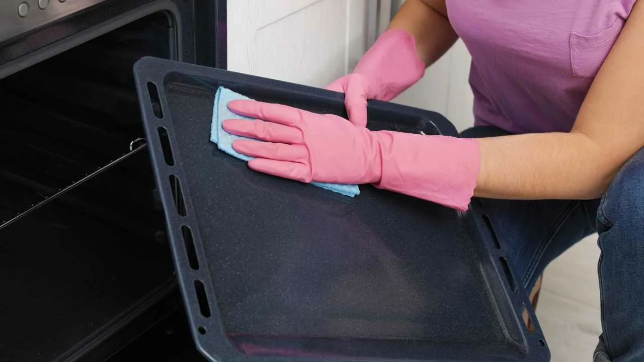 Kuinka puhdistaa uuni helposti joulupäivällisen jälkeen