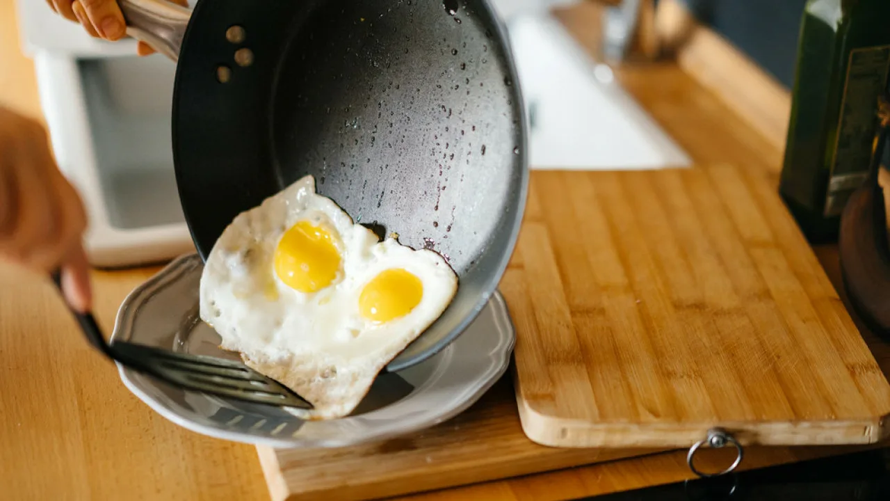 Miksi paistinpannua hierotaan valkosipulilla munia paistaessa ja mihin sitä tarvitaan?