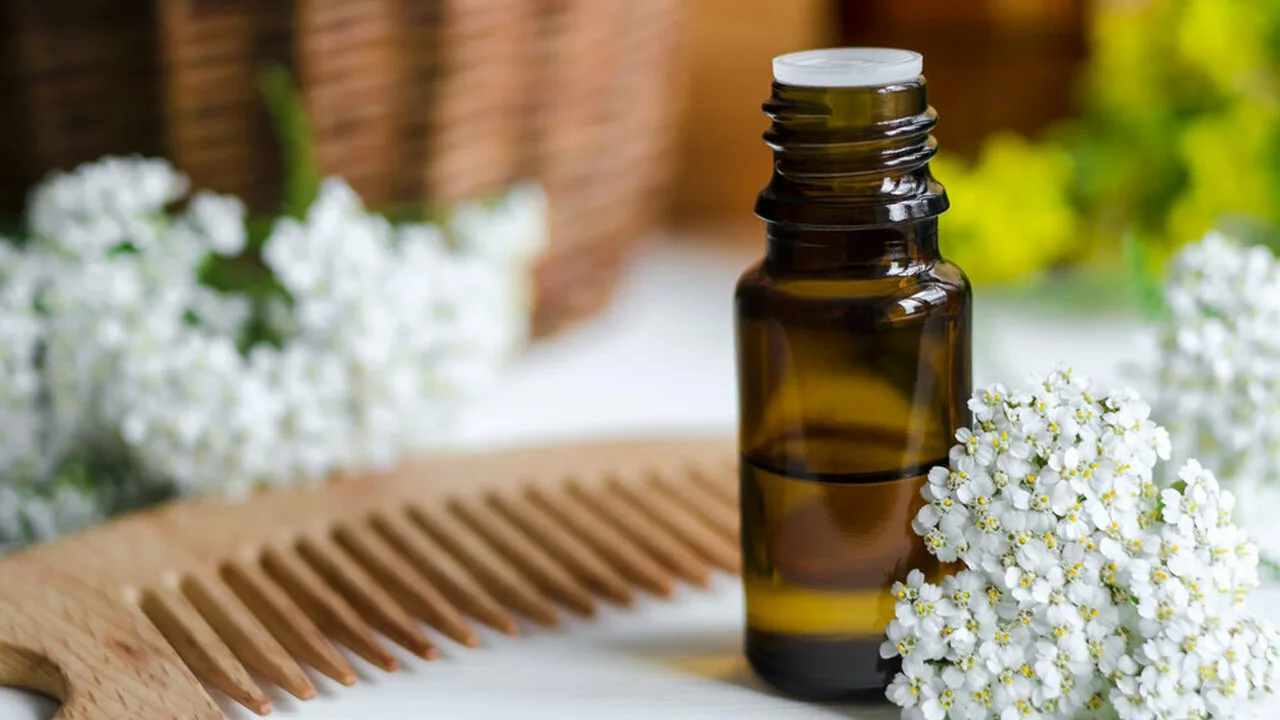 Luonnolliset hiusöljyt: kotitekoinen seos, joka palauttaa hiusten kiillon ja pehmeyden.