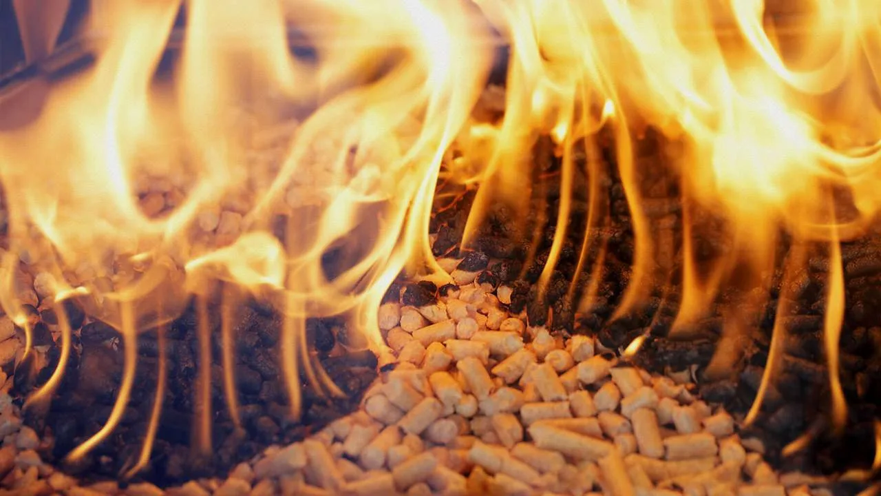 Perinteinen takka: mielenkiintoinen temppu, jonka avulla ikäihmiset voivat käyttää pellettejä vaivattomasti.