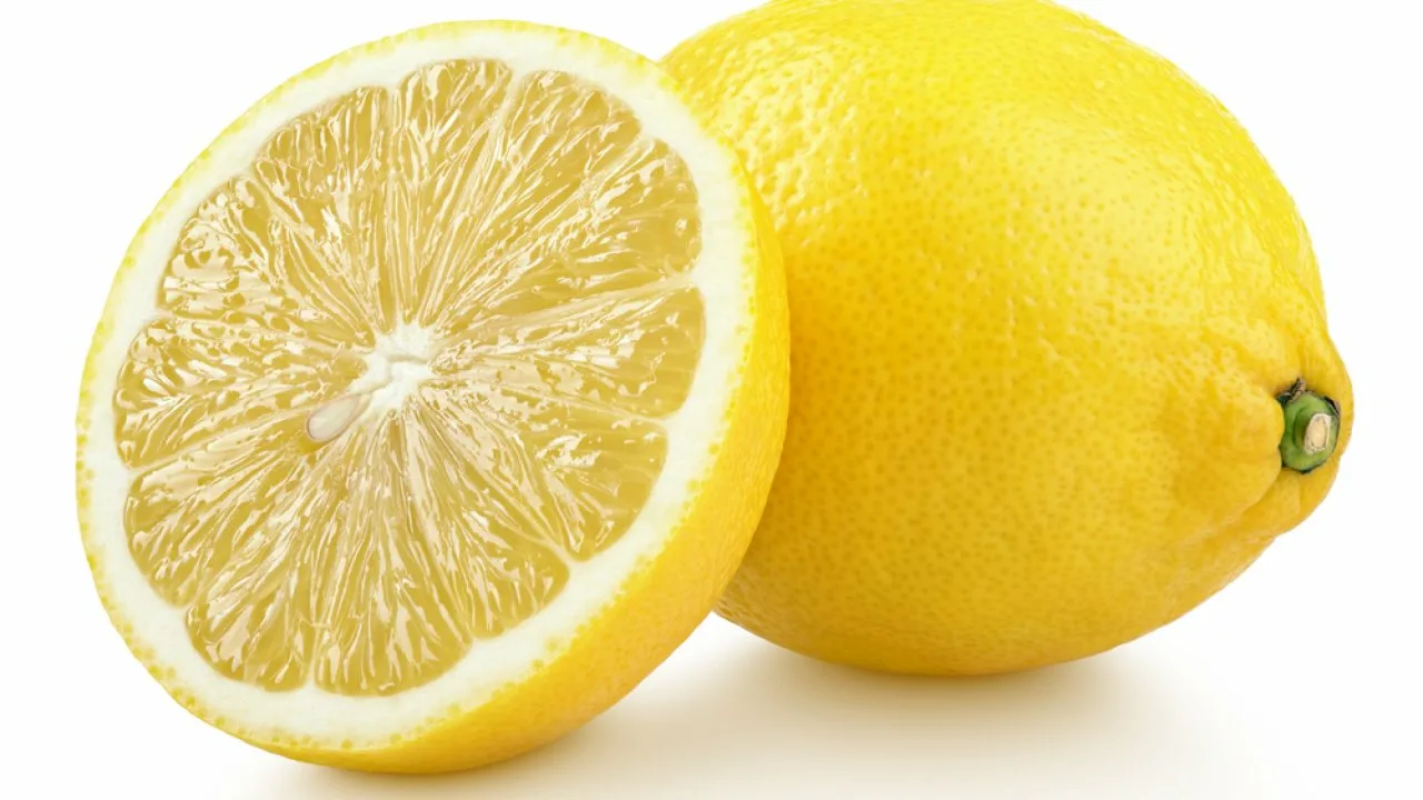 Luudan harjasten suihkuttaminen sitruunamehulla: miksi se on suositeltavaa ja mitkä ovat sen edut.