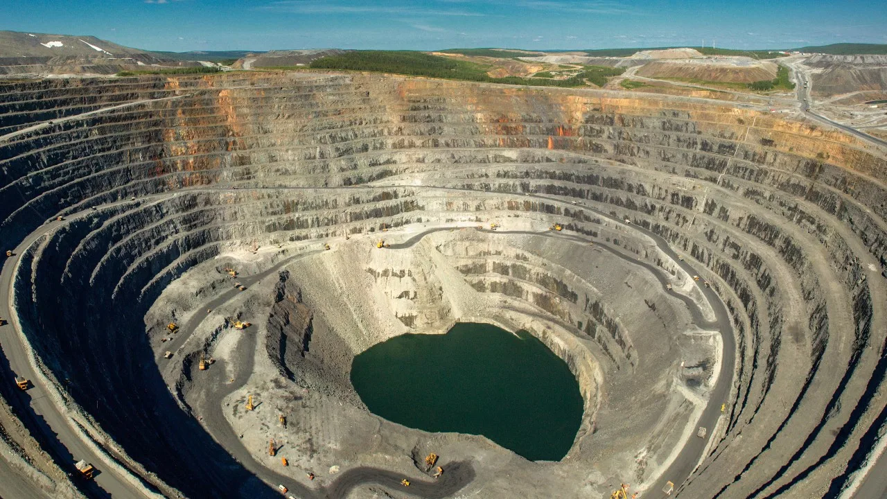 Kaivosalan sensaatio: tekoäly vahvisti 360 miljoonan tonnin ”valkoisen kullan” löydön tässä maassa.