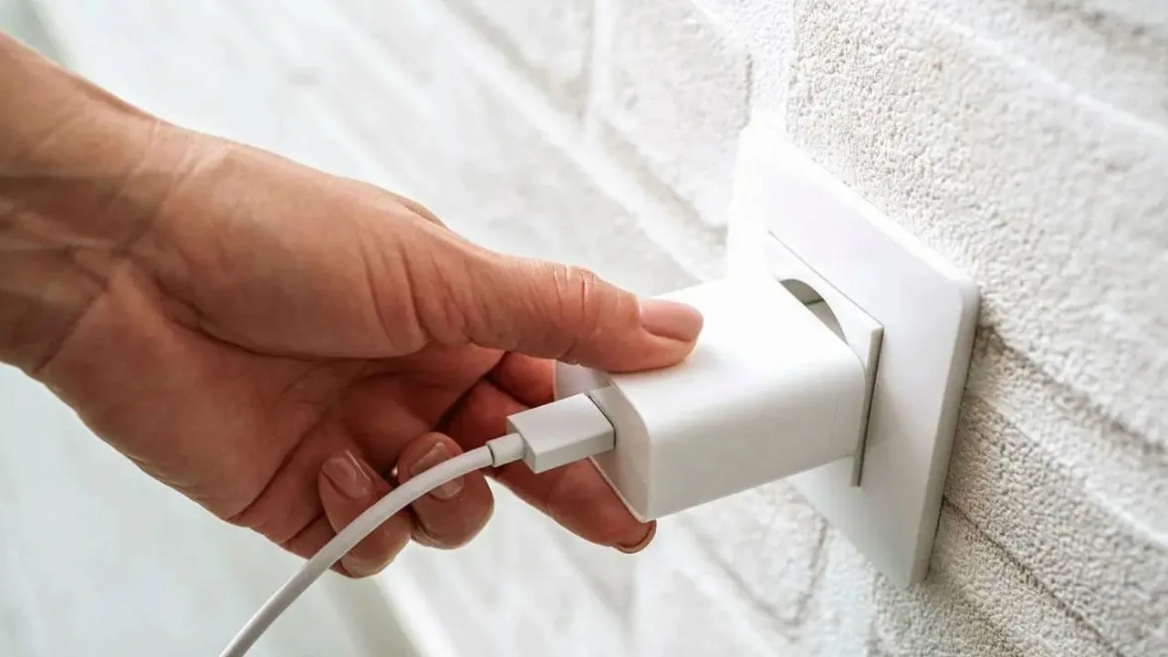 Kuinka paljon maksaa pitää matkapuhelimen laturi kytkettynä koko päivän?