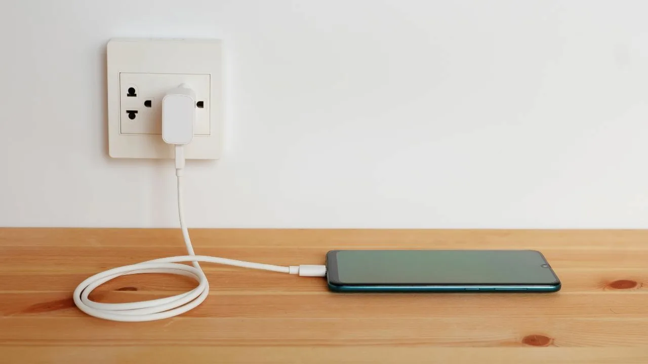 Kuinka paljon maksaa pitää matkapuhelimen laturi kytkettynä koko päivän?