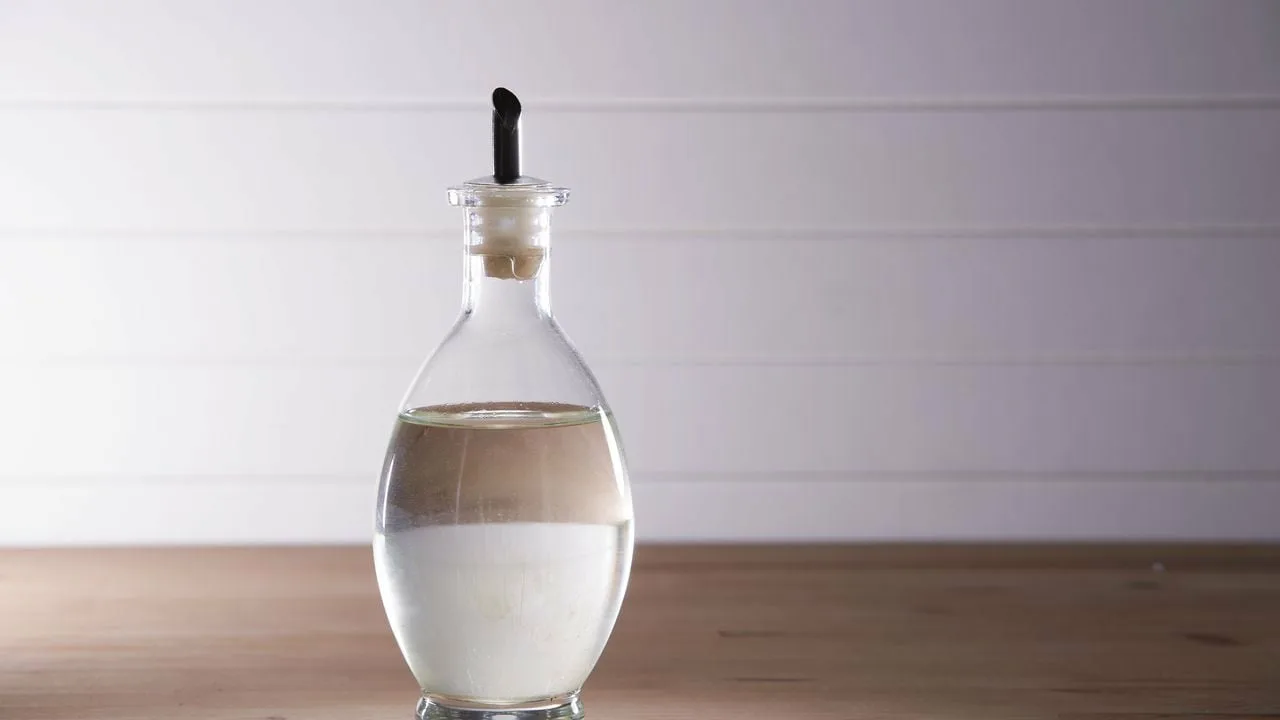 Valkoisen etikan kaataminen talon viemäriin: miksi se on tarpeen ja kuinka usein se tulisi tehdä.