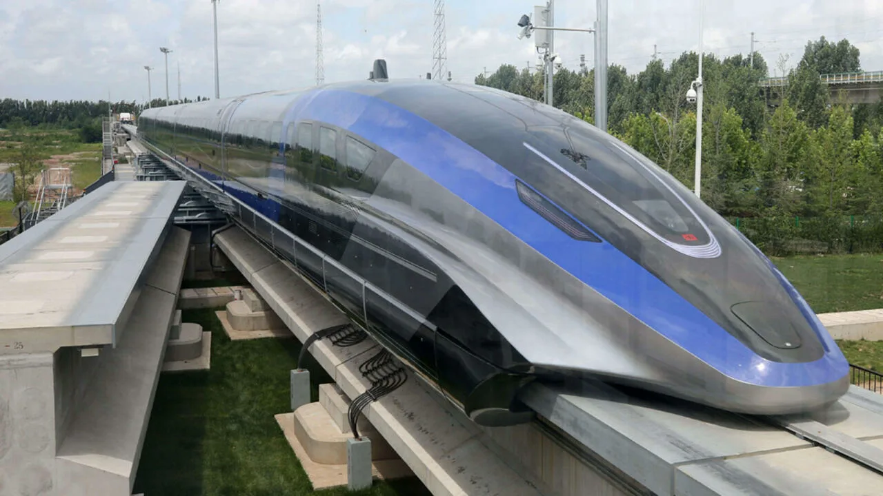 He avaavat juhlallisesti suurnopeusjunan, joka kulkee yli 500 km/h nopeudella ja yhdistää pääkaupungin maan sisäosiin.