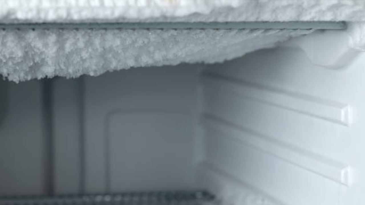 Pakastin jäätyy: helppo tapa poistaa jää nopeasti alumiinifoliolla.