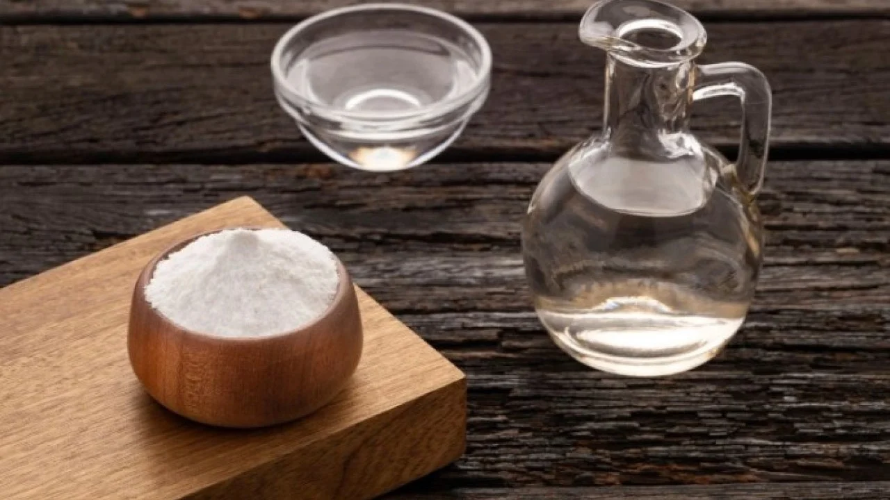 Ruokasoodan ja etikan sekoittaminen: miksi se on suositeltavaa ja mihin se on hyödyllistä.