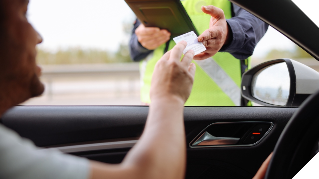 Tarkastuspisteellä löydettiin väärennetty ajokortti: 71-vuotias mies kyseisestä maasta on tutkinnan kohteena.