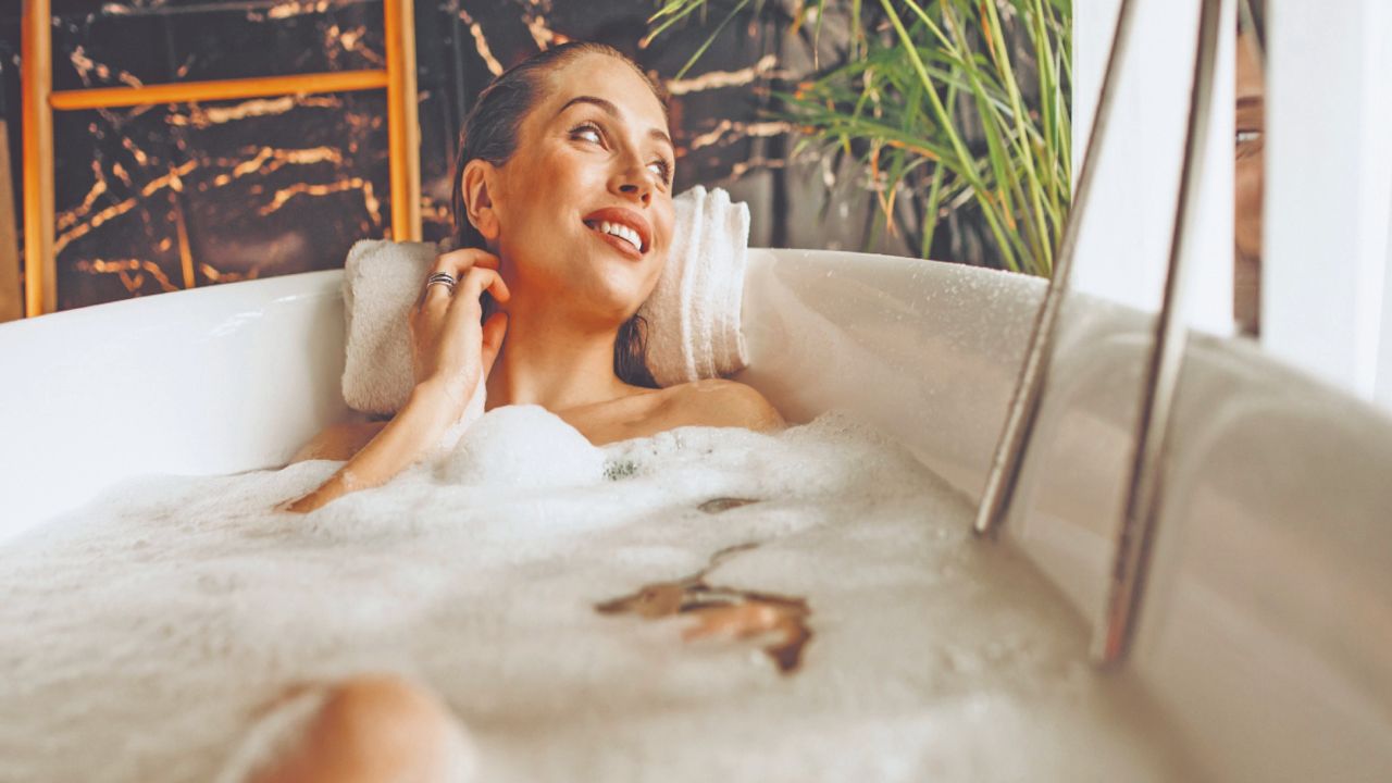 Mikä on parempi ja puhtaampaa: kylpy vai suihku?