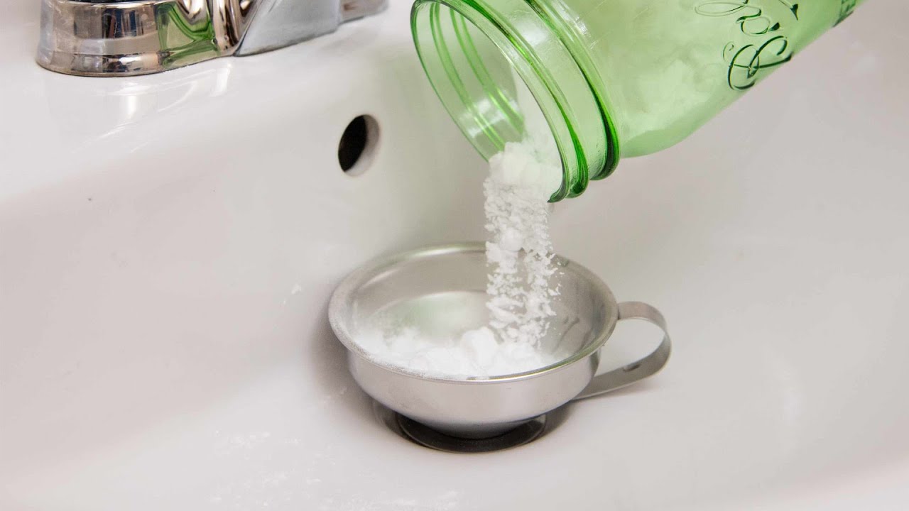 Kuinka puhdistaa keittiön pesuallas, jotta siihen ei kerry epämiellyttäviä hajuja.