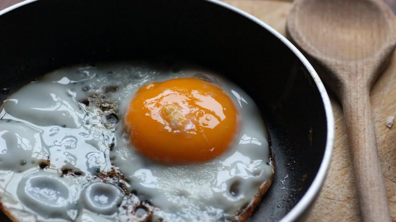 Miksi paistinpannua hierotaan valkosipulilla munia paistaessa ja mihin sitä tarvitaan?