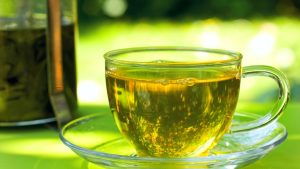 Kuinka keittää vihreää teetä oikein ja välttää sen pilaantumisen: asiantuntijoiden vinkit