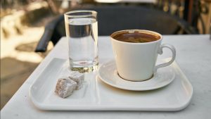 Miksi tässä maassa kahvin kanssa tarjoillaan lasi vettä? Selitys perinteelle, joka meidänkin pitäisi omaksua.