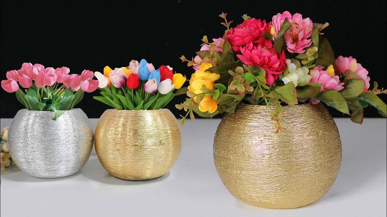 Parista munakotelosta ja pullosta voi tehdä kauniin maljakon kodin sisustukseen.