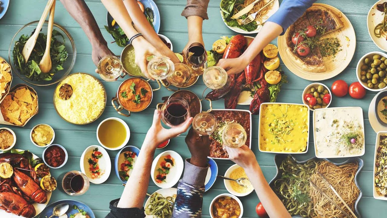 Ei enää dubailaisia suklaakonvehteja ja kultaisia guldeneja: vuoden 2025 ärsyttävimmät ruokatrendit.