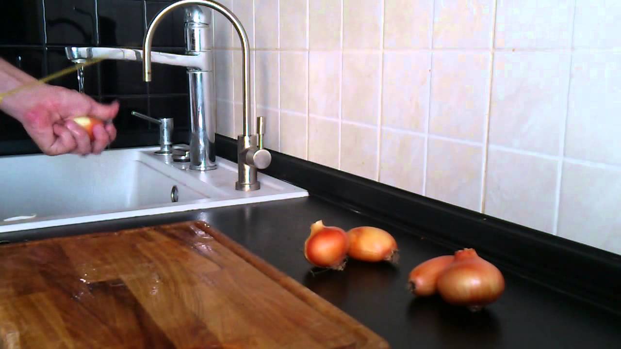 Työtason hankaaminen sipulilla: miksi se on tarpeen ja miksi sitä suositellaan?