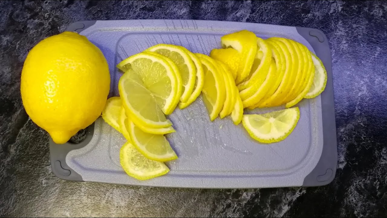 Kuinka laittaa sitruunaviipale sammutettuun uuniin: miksi se on tarpeen ja milloin se tulisi tehdä.