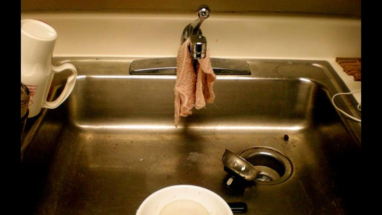 Kuinka puhdistaa keittiön pesuallas, jotta siihen ei kerry epämiellyttäviä hajuja.