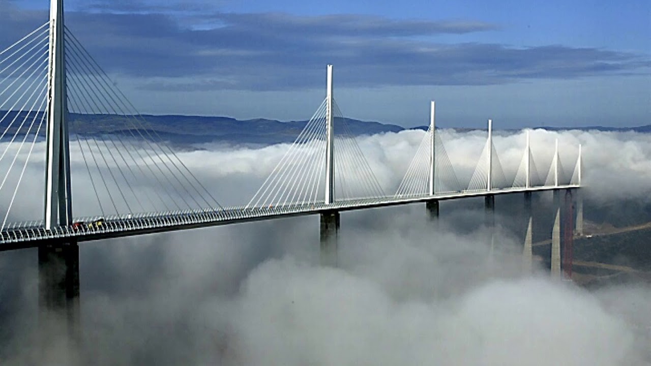 1,7 miljardin euron arvoinen meren yli kulkeva megasilta, joka yhdistää kaksi maata ja jolla on pysäkkejä keinotekoisilla saarilla.