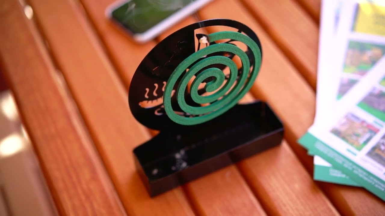 Kuinka tehdä itse moskiittospiraali muutamasta ainesosasta, jotta se karkottaa moskiitot kesällä.