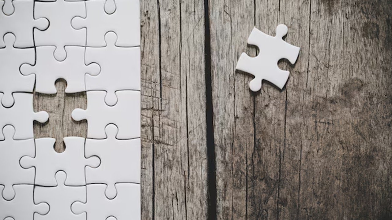 Kierrätys: Säilytä vanha palapeli ja muuta se upeaksi joulukoristeeksi.