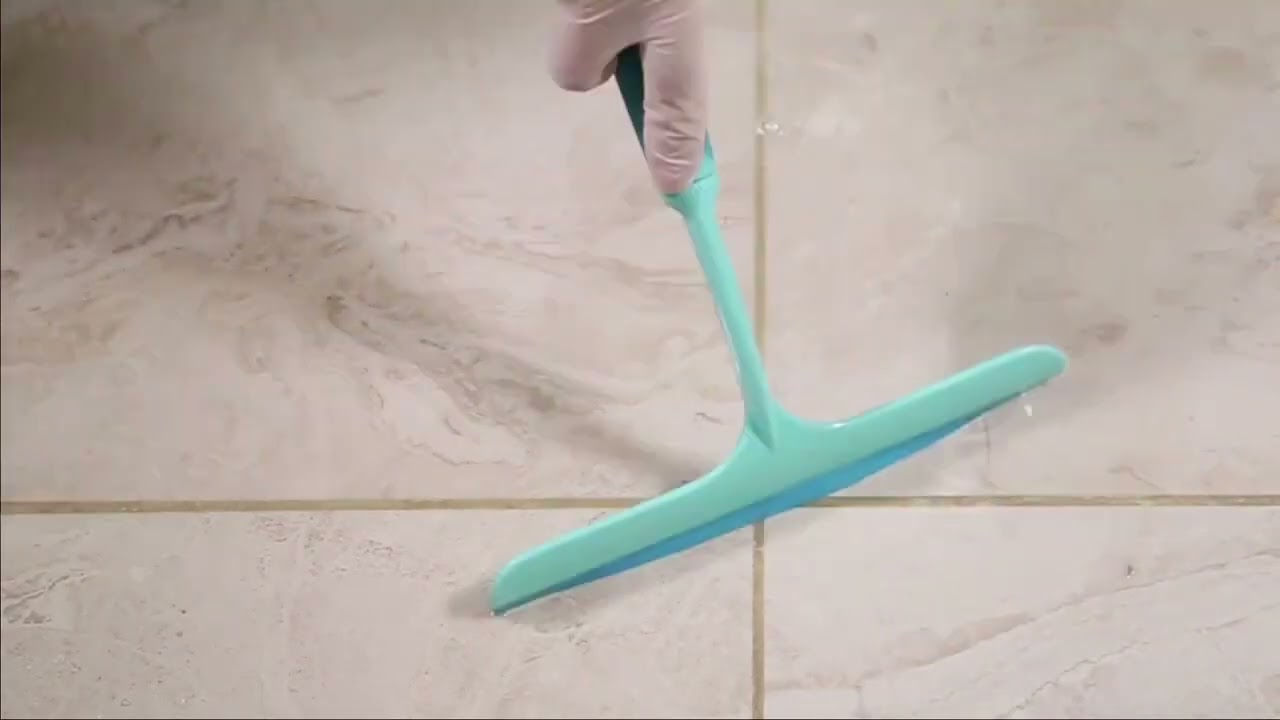 Ei enää mustia saumoja kylpyhuoneessa: tämä luonnollinen menetelm palauttaa niiden alkuperäisen ulkonäön ilman tuntikausien työtä.