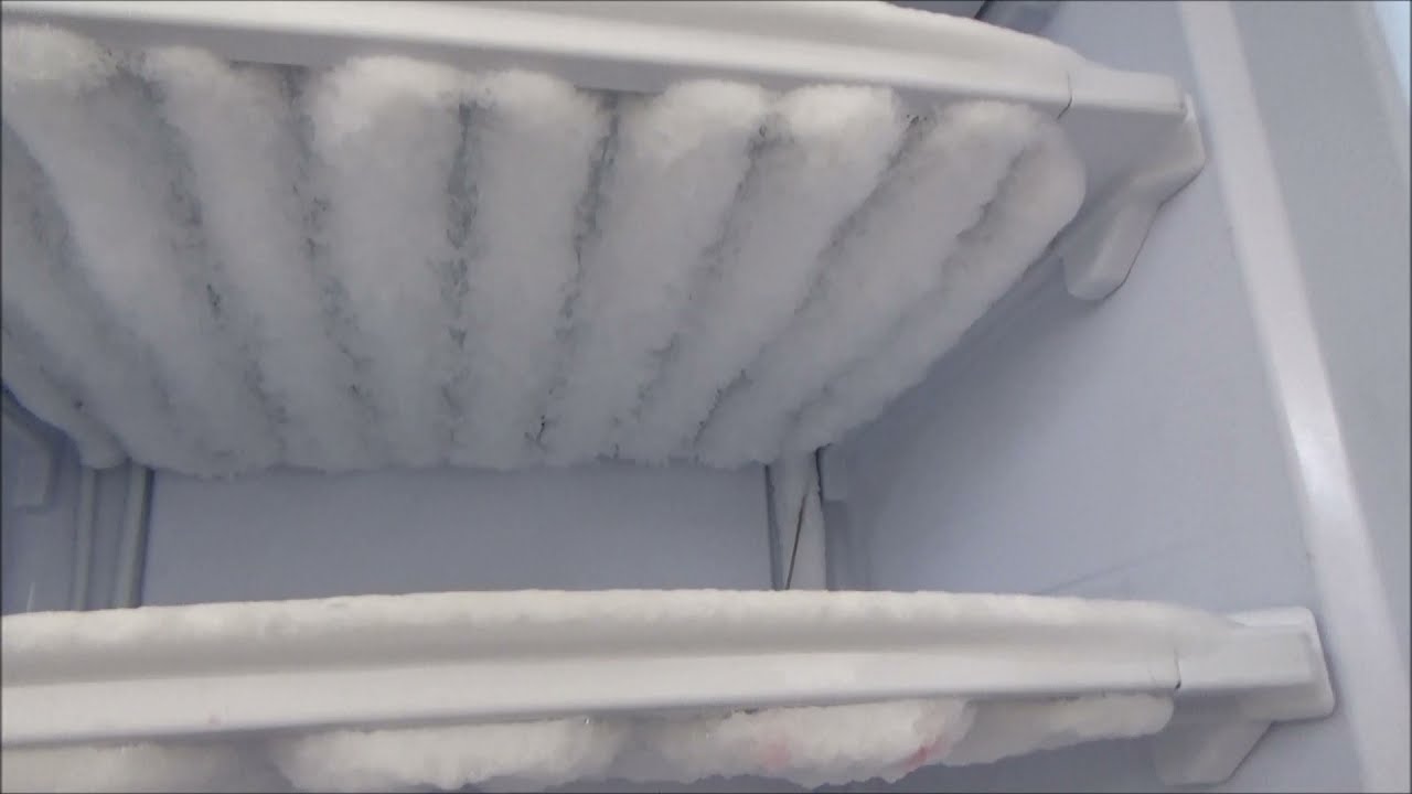 Pakastin jäätyy: helppo tapa poistaa jää nopeasti alumiinifoliolla.