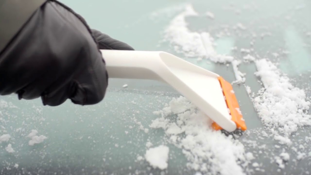 Näiden yksinkertaisten ja turvallisten keinojen avulla voit poistaa jään auton tuulilasista, jolloin jäätyminen ei enää ole ongelma.