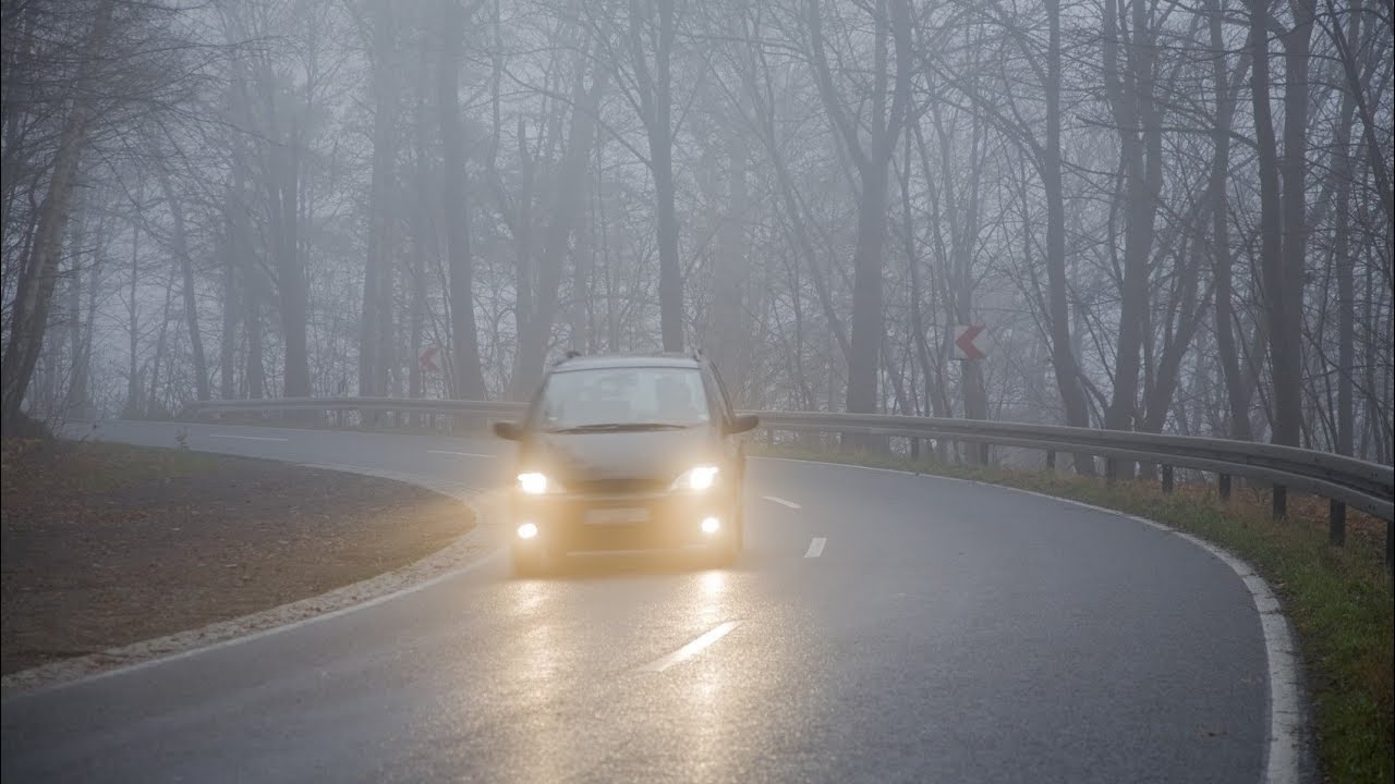 Liikennevirasto suosittelee noudattamaan seuraavia kolmea sääntöä sumuisilla teillä: ”Aja aina oikealla kaistalla”.