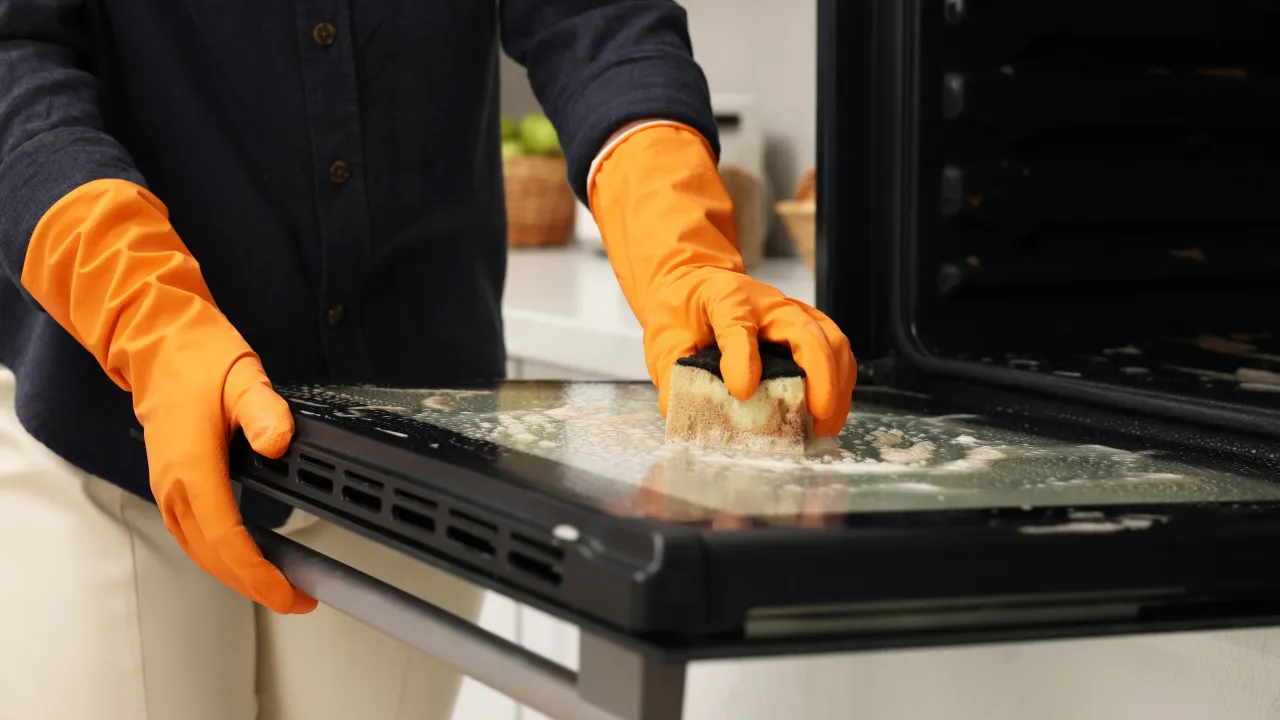 Kuinka puhdistaa uunin luukku kotikonsteilla