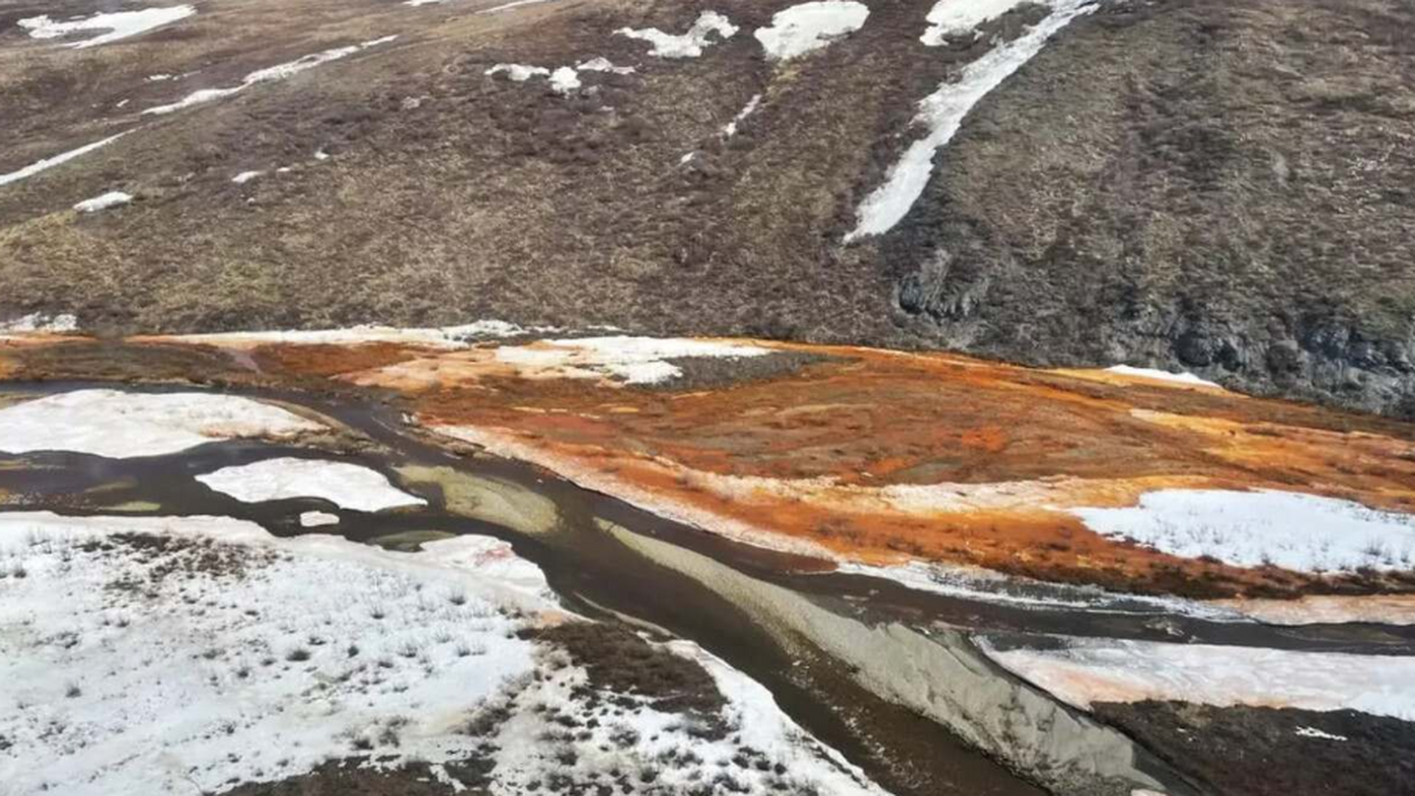 Alaskan jäätiköt sulavat ja joet muuttuvat oranssiksi: tämä johtuu maaperän alla tapahtuvista prosesseista.