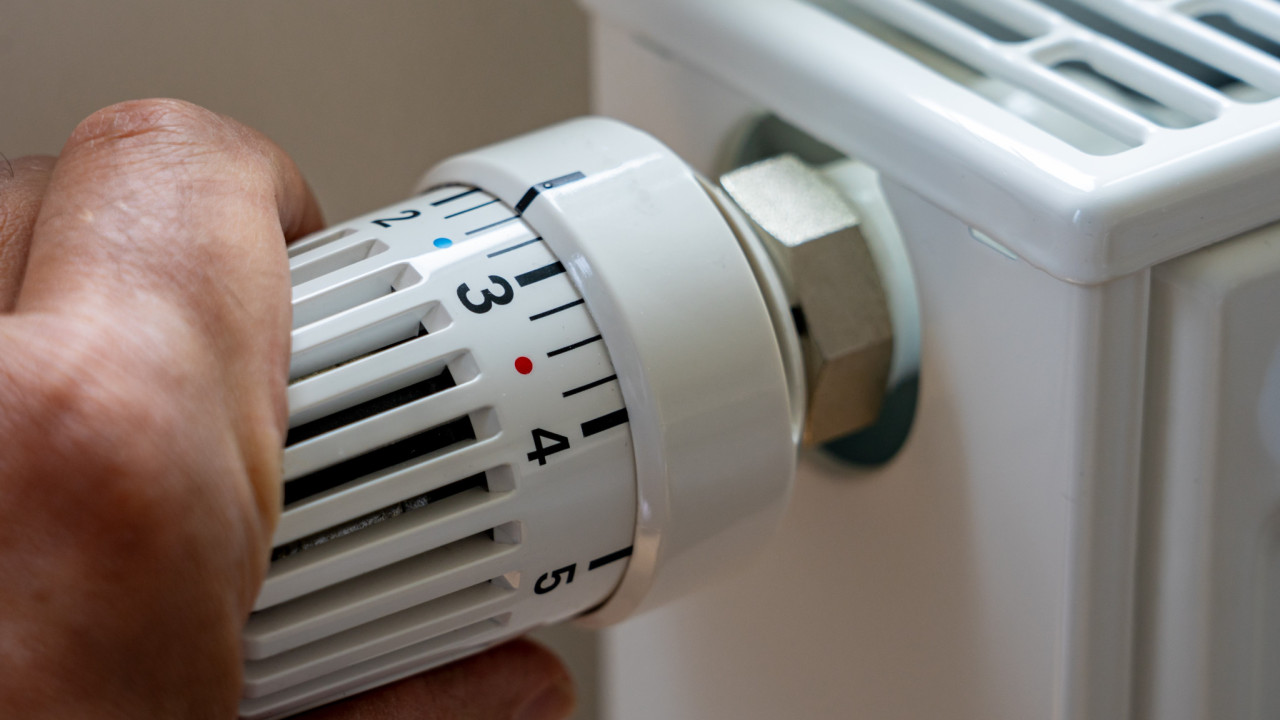Miksi lämmitystä ei pidä asettaa liian korkealle: ”Ihanteellinen lämpötila kotona on 19–23 astetta”.