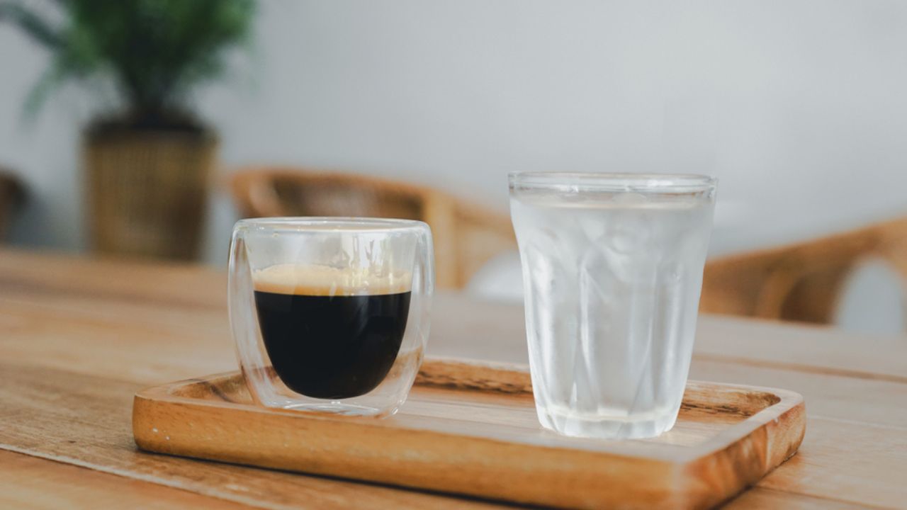 Miksi tässä maassa kahvin kanssa tarjoillaan lasi vettä? Selitys perinteelle, joka meidänkin pitäisi omaksua.