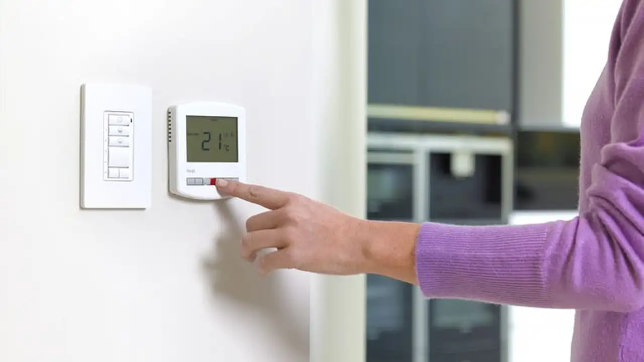 Miksi lämmitystä ei pidä asettaa liian korkealle: ”Ihanteellinen lämpötila kotona on 19–23 astetta”.