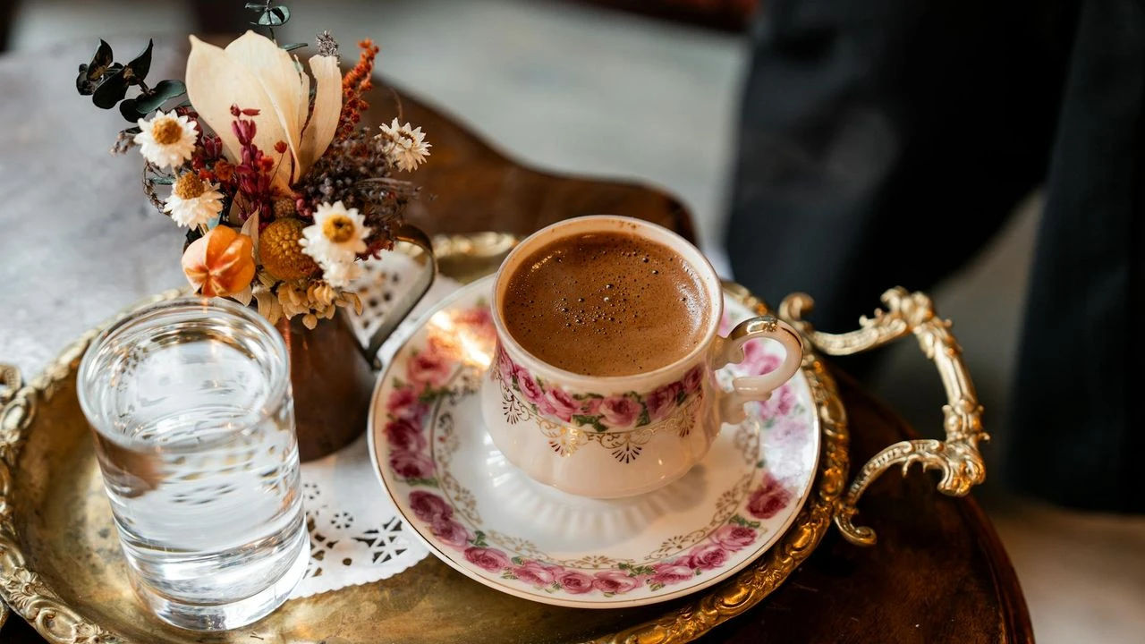 Miksi tässä maassa kahvin kanssa tarjoillaan lasi vettä? Selitys perinteelle, joka meidänkin pitäisi omaksua.