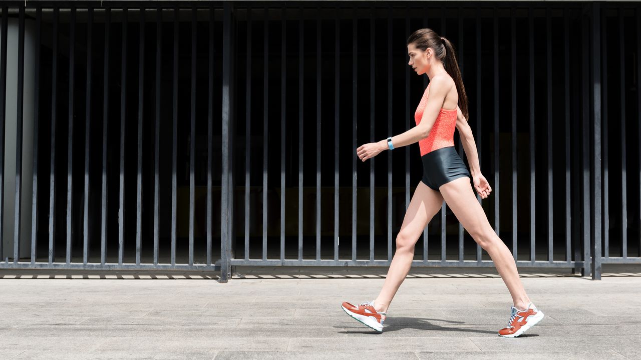 Valmentajat ovat yhtä mieltä: ”Jotta voit polttaa 1 kilo rasvaa kävelemällä, sinun on tehtävä sitä 5 km/h nopeudella, ilman taukoja ja vähintään tietyn ajan”.