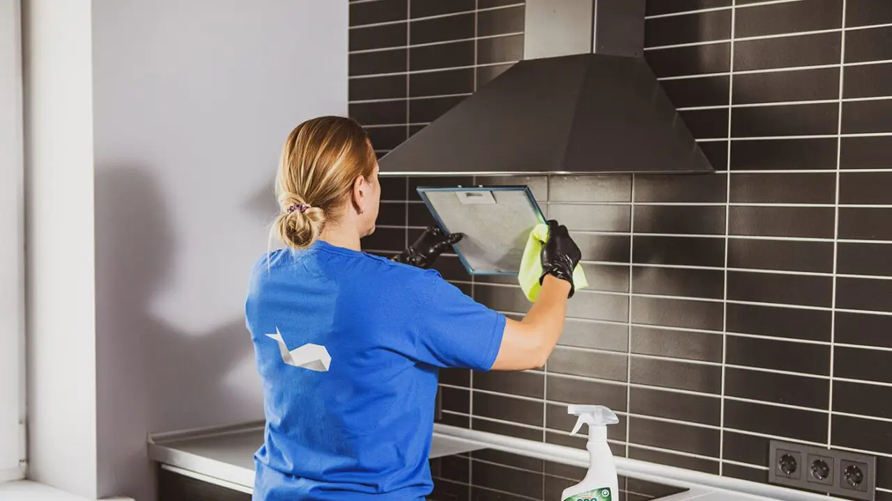 Helppo salaisuus liesituulettimen puhdistamiseen: se näyttää kuin uudelta.