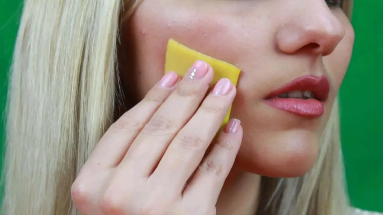 Miksi banaanimun kuorella kasvojen hierominen on yhä suositumpaa internetin käyttäjien keskuudessa?