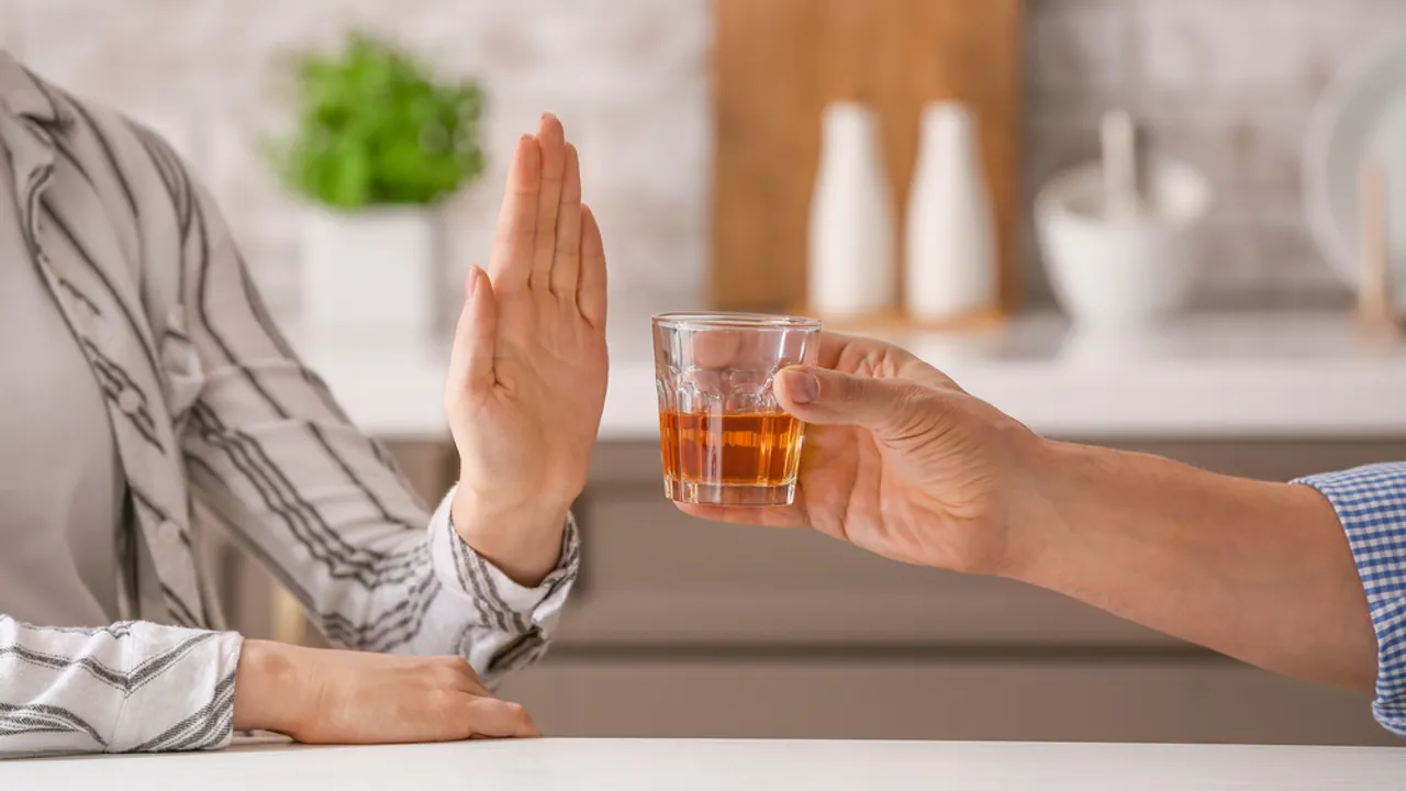 Neurologi ja neuropsykiatri kognitiivisten toimintojen heikkenemisestä: ”Suosittelen yli 65-vuotiaille potilaille, että he lopettaisivat alkoholin käytön kokonaan ja pysyvästi.”