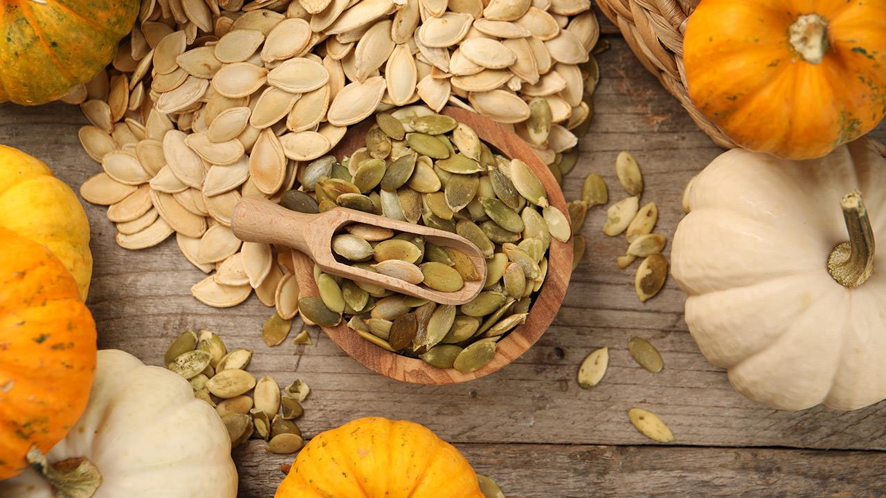 Kurpitsansiemenet: mitä ne ovat, niiden ominaisuudet, todellinen hyöty ja miten niitä käytetään ruoanlaitossa.
