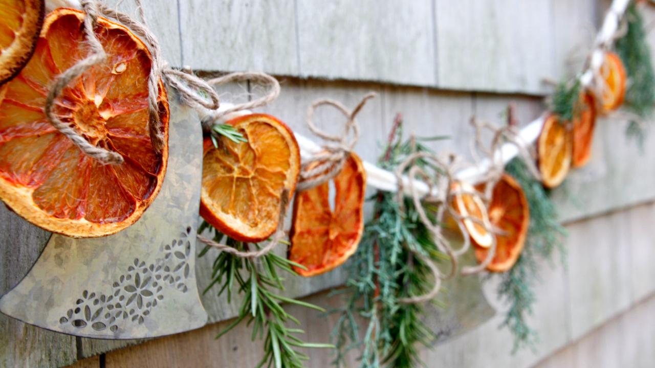 Ajankohtainen trendi: Miksi ripustaa ovelle pussi kuivattuja appelsiininkuoria?