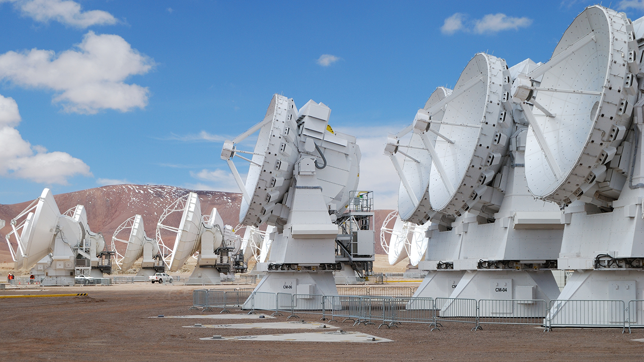 Maapallon äärimmäisin radioteleskooppi: se sijaitsee 5000 metrin korkeudessa merenpinnan yläpuolella autiomaassa, maksoi noin 1,4 miljoonaa dollaria, kuluttaa energiaa, joka vastaa koko kaupungin energiankulutusta, ja tarvitsee toimiakseen keinotekoista happea.