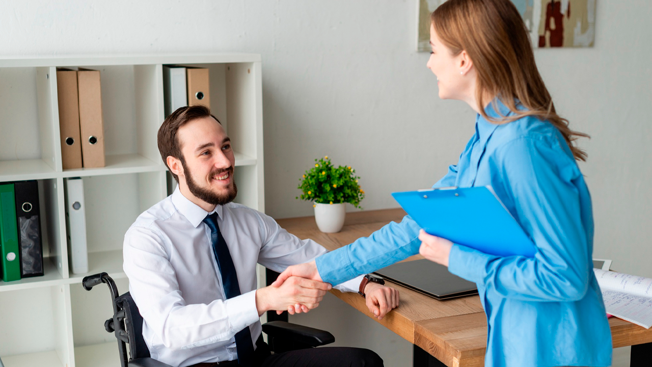 Sosiaaliturvahallinto vahvistaa tämän: laki sallii työkyvyttömyyseläkkeen ja työn yhdistämisen.