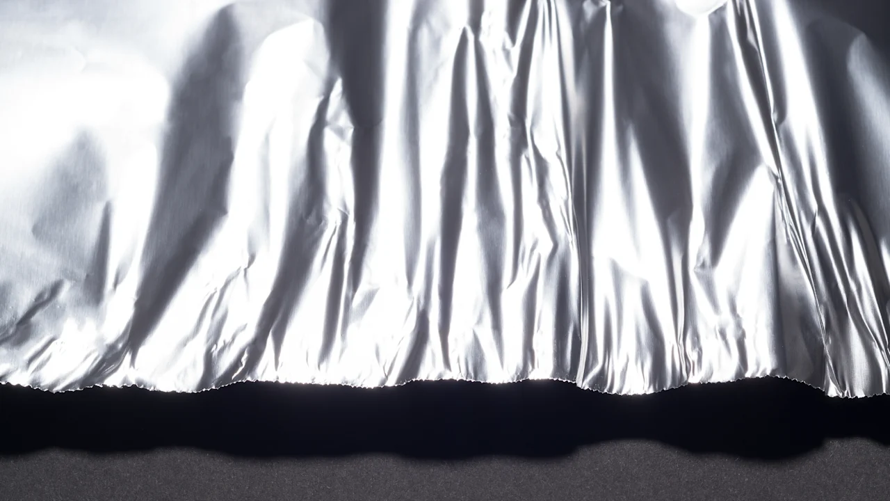 Miksi alumiinifolion toinen puoli on matta ja toinen kiiltävä: kumpi puoli on oikea?